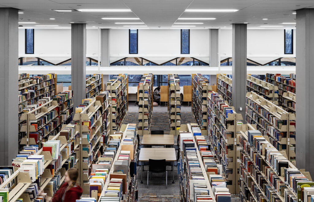 Image of book stacks in Dunn Library at Simpson College